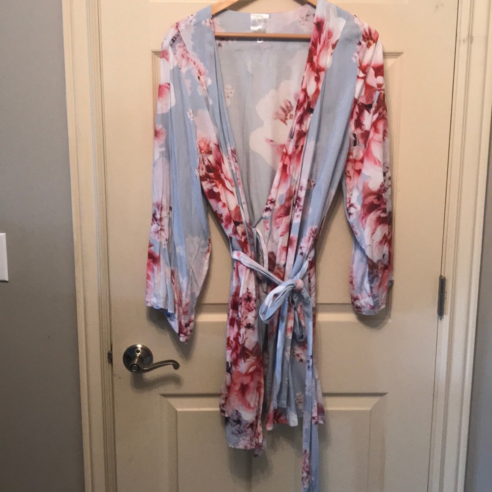 Plum Pretty Sugar robe in size medium